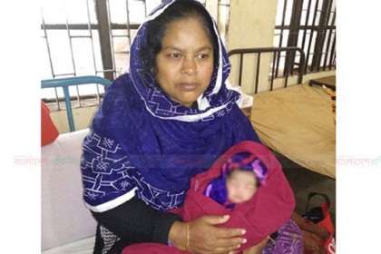নদীর তীর থেকে উদ্ধার সেই নবজাতকের দায়িত্ব দিলেন নিঃসন্তান দম্পতি