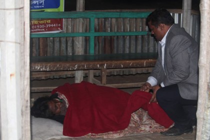 ভালুকায় মধ্যরাতে কম্বল বিতরণ 