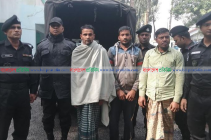 সুন্দরবনে অস্ত্র ও গুলিসহ ৩ জলদস্যু গ্রেফতার