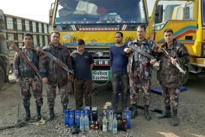 সাতক্ষীরায় আড়াই কোটি টাকার মালামাল জব্দ, আটক ৪