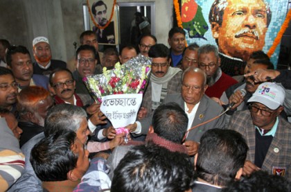 ঠাকুরগাঁওয়ে রমেশ চন্দ্র সেনকে ফুলেল শুভেচ্ছা