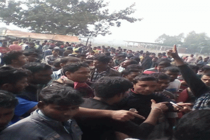 হাইওয়ে পুলিশের চাঁদাবাজির প্রতিবাদে পাবনায় মহাসড়ক অবরোধ