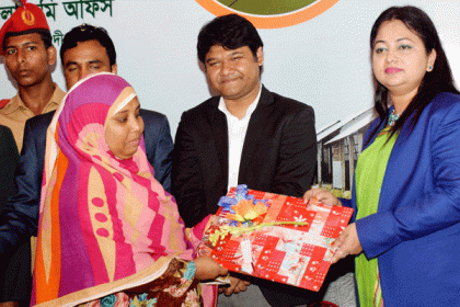 নরসিংদীর জেলা প্রশাসকের সহায়তায় ১৫ ভূমিহীন পরিবার পেল জমির দলিল