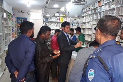 আখাউড়ায় তিন ফার্মেসিকে জরিমানা