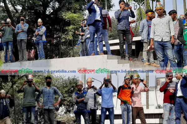 'জুতা পায়ে শহীদ মিনারে ছাত্রদল, নিষেধ করায় হামলা'