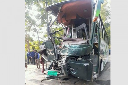 নাটোরে দ্রুতগতির দুটি বাসের মুখোমুখি সংঘর্ষে নিহত ২, আহত ১৫