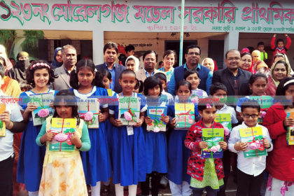 মোরেলগঞ্জে ৮০ হাজার শিক্ষার্থী পেল নতুন বই