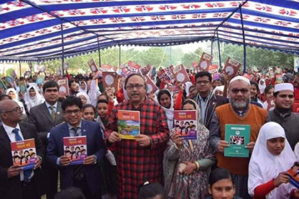 নতুন বইয়ের আনন্দে প্রাণের উচ্ছ্বাসে মেতেছে শিশুরা