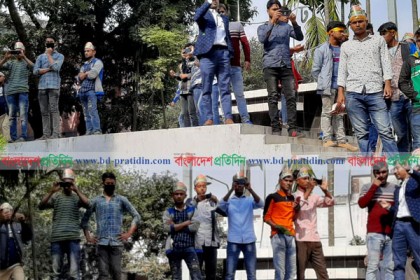 'জুতা পায়ে শহীদ মিনারে ছাত্রদল, নিষেধ করায় হামলা'