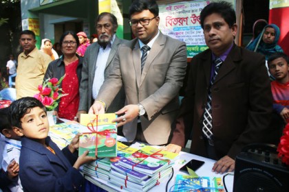 বোয়ালমারীতে নতুন বই বিতরণ