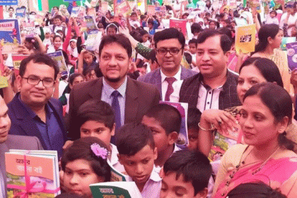 গাজীপুরে উৎসবমুখর পরিবেশে বই বিতরণ