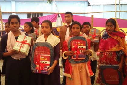 মাসুমদিয়ায় ৪ হাজার শিক্ষার্থীর মাঝে স্কুলব্যাগ বিতরণ