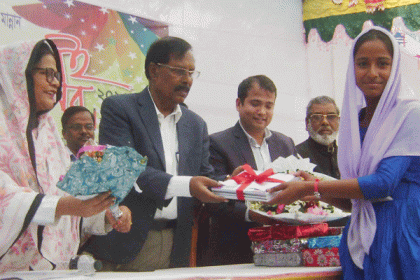 'বিনামূল্যে বই বিতরণ সরকারের যুগান্তকারী পদক্ষেপ'