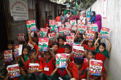 আনন্দ স্কুলের সুবিধা বঞ্চিত সাড়ে পাঁচ হাজার শিশুর হাতে নতুন বই