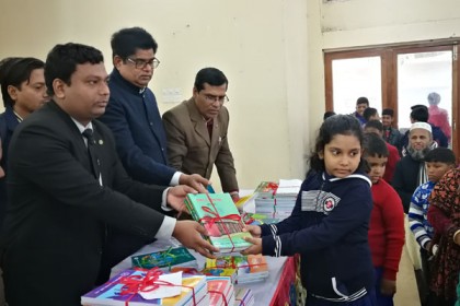 সিংড়ায় শিক্ষার্থীদের নতুন বই বিতরণ