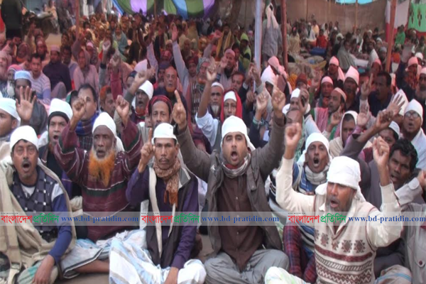 ১১ দফা দাবিতে কাফনের কাপড় মাথায় বেঁধে আন্দোলনে জুটমিল শ্রমিকরা
