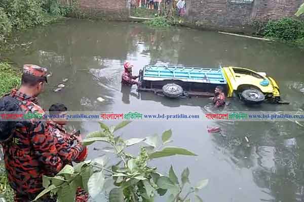 লক্ষ্মীপুরে নিয়ন্ত্রণ হারিয়ে পিকআপভ্যান ডোবায়, নিহত ৩