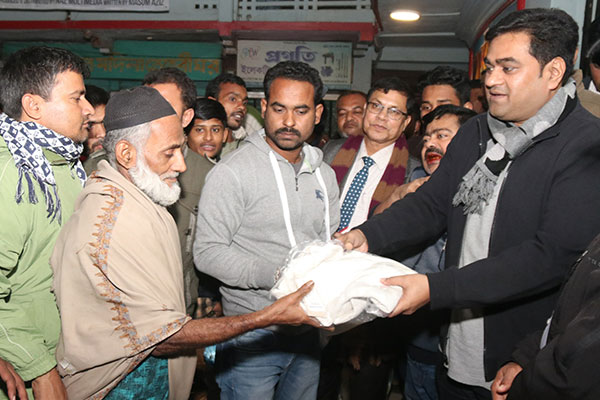 বাড়ি বাড়ি দুস্থদের হাতে শীতবস্ত্র তুলে দিল ব্যবসায়ীরা