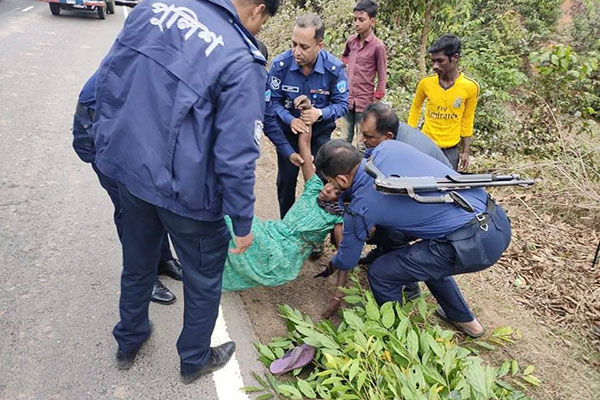 চকরিয়ায় সড়কের পাশে ভ্যানগাড়ির ধাক্কায় বৃদ্ধা আহত