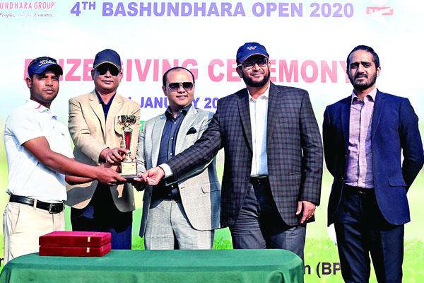 বসুন্ধরা গলফে চ্যাম্পিয়ন মোয়াজ