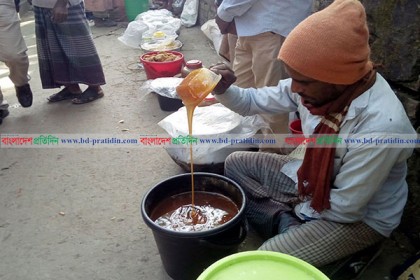 কলাপাড়ায় খেজুর-তালের গুড়ের বাজার জমজমাট