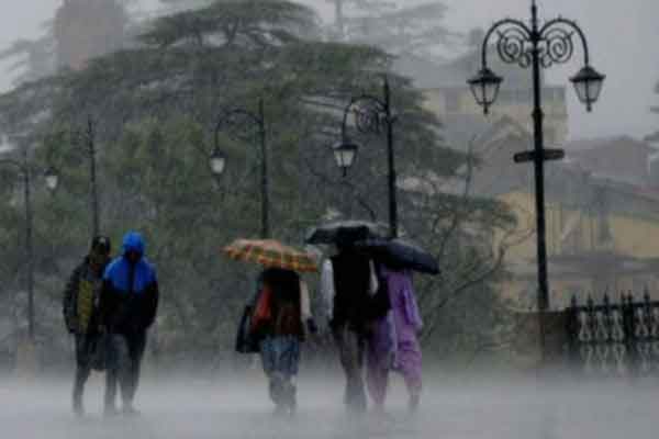 রাজধানীতে ঝরছে বৃষ্টি, কমেছে তাপমাত্রা
