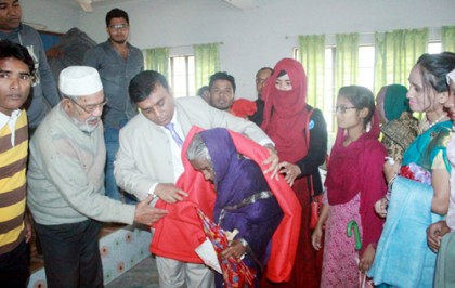 বরিশালে জেলা প্রশাসকের শীতবস্ত্র বিতরণ