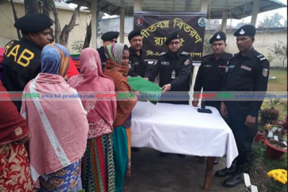 নাটোরে শীতার্তদের মাঝে কম্বল বিতরণ