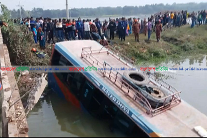 সাতক্ষীরায় নিয়ন্ত্রণ হারিয়ে খালের পানিতে যাত্রীবাহী বাস 
