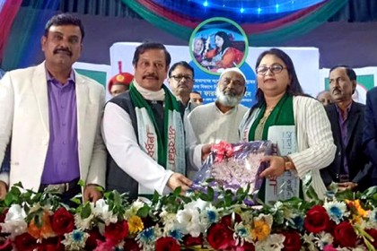 নরসিংদী জেলা প্রশাসককে মুক্তিযোদ্ধাদের সংবর্ধনা
