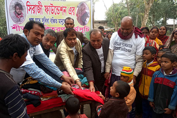 নওগাঁয় সুবিধা বঞ্চিতদের মাঝে শীতবস্ত্র বিতরণ