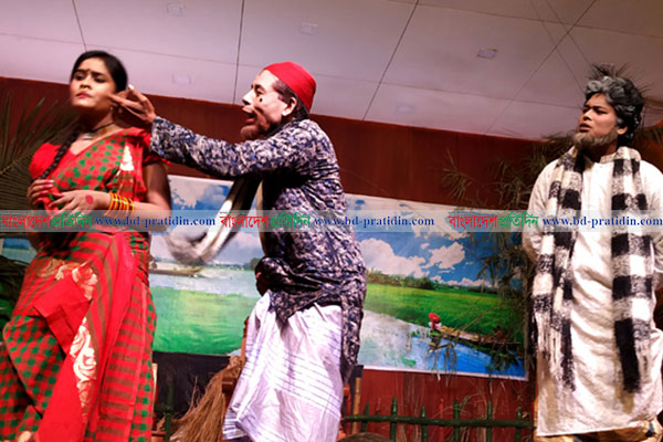 ঠাকুরগাঁওয়ে দর্শক হৃদয়ে নাড়া দিয়েছে 'ময়নার চর'