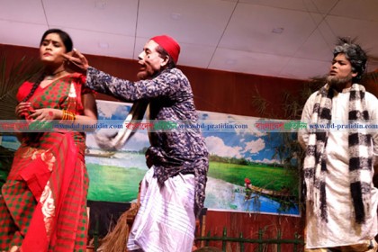 ঠাকুরগাঁওয়ে দর্শক হৃদয়ে নাড়া দিয়েছে 'ময়নার চর'