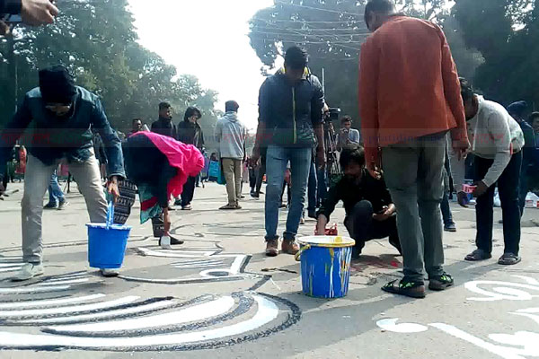 ঢাবিতে আলপনা এঁকে ধর্ষণের প্রতিবাদ
