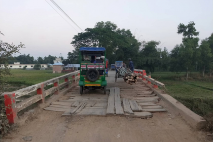বিজয়নগরে ঝুঁকিপূর্ণ ব্রিজ দিয়ে হাজারও পথচারীর পারাপার