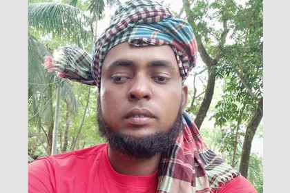 একটি ট্রাক্টরে চাপা পড়ল পুরো পরিবার!