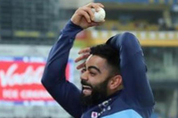 হরভজনের বোলিং অ্যাকশন নকল করে আলোচনায় কোহলি