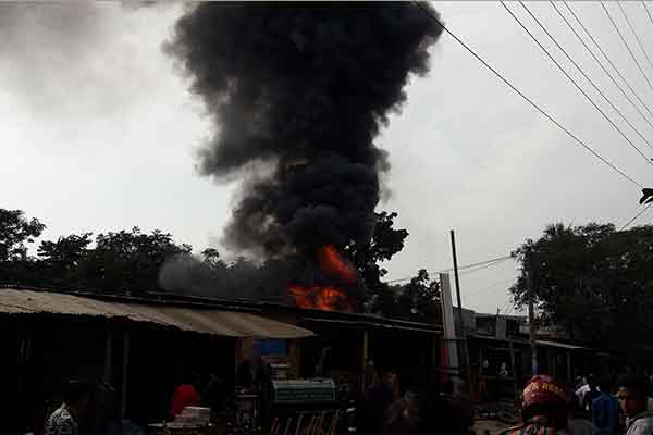 বীরগঞ্জে মার্কেটের গোডাউনে ভয়াবহ অগ্নিকাণ্ড