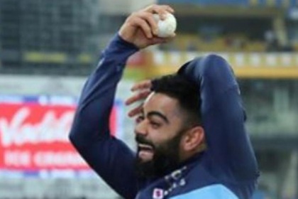 হরভজনের বোলিং অ্যাকশন নকল করে আলোচনায় কোহলি