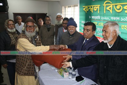 বরিশালে মুক্তিযোদ্ধাদের মাঝে শীতবস্ত্র বিতরণ
