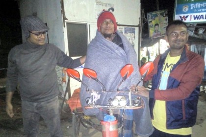 কলাপাড়ায় ভ্যান চালকের গায়ে কম্বল জড়িয়ে দিলেন ইউএনও 