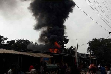 বীরগঞ্জে মার্কেটের গোডাউনে ভয়াবহ অগ্নিকাণ্ড