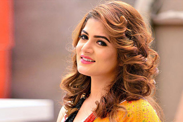 'বিক্ষোভে' অংশ নিতে ঢাকায় আসছেন শ্রাবন্তী!