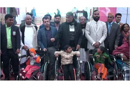 মানিকগঞ্জে সেলাই মেশিন ও হুইল চেয়ার বিতরণ
