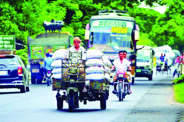 নসিমন করিমনে বিপন্ন মহাসড়ক