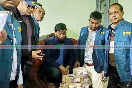 প্রকল্প কর্মকর্তার খাটের নিচে ২ কোটি টাকা