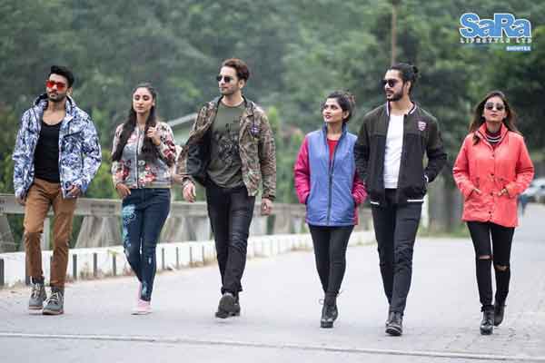 গ্রাহকের ঠিকানায় বিনামূল্যে পণ্য পৌঁছে দিচ্ছে 'সারা'