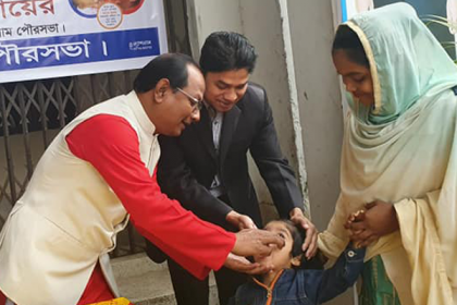 লাকসামে ভিটামিন ‘এ’ প্লাস ক্যাম্পেইন উদ্বোধন 