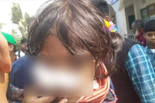 ঘুষি মেরে শিশুছাত্রীর নাক ফাটালেন শিক্ষক!