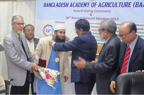 কৃষি উদ্যোক্তা সম্মাননা পেলেন সেলিম রেজা 